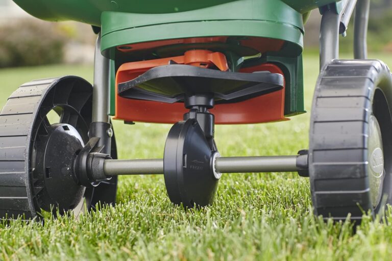 Scotts Turf Builder EdgeGuard Mini Broadcast Spreader Review - The Lawn
